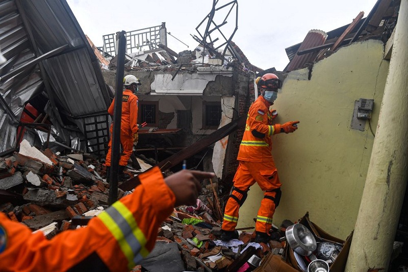 Число погибших в результате землетрясения в Индонезии достигло 78 человек - Фото