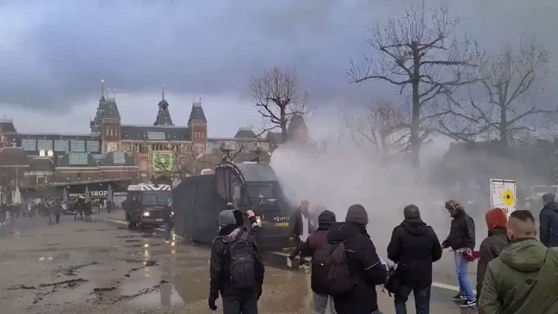 В Амстердаме полиция применила водометы для разгона акции протеста - Фото