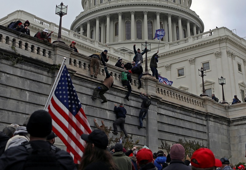 В США возбудили более 170 дел после беспорядков в Капитолии - Фото