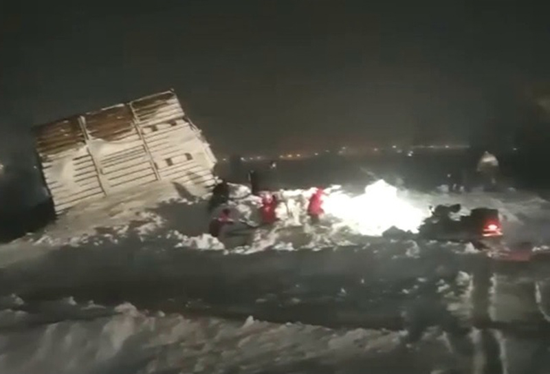В Норильске на горнолыжный комплекс сошла лавина, засыпав снегом несколько домиков с людьми - Фото
