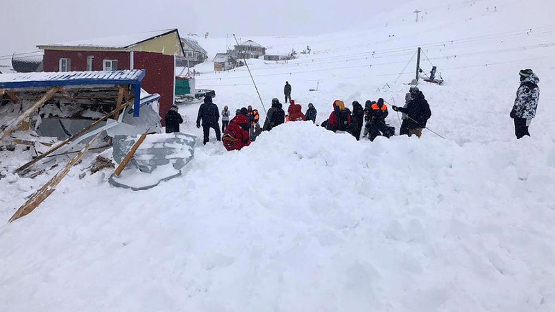 На горнолыжный курорт Домбай сошла лавина, под завалами могут находиться до 12 человек - Фото