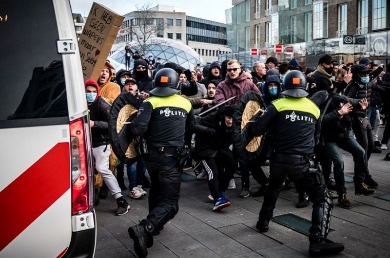 В Нидерландах полиция арестовала более 180 бунтовщиков в ходе беспорядков - Фото