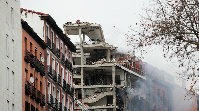 Восемь человек пострадали и четверо погибли при взрыве газа в Мадриде - Фото