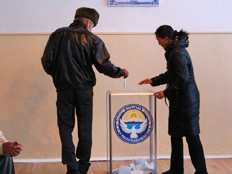 В Киргизии проходят досрочные выборы президента - Фото