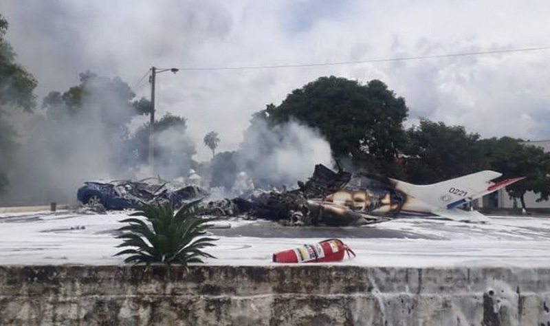 Семь человек погибли при крушении самолета ВВС Парагвая - Фото