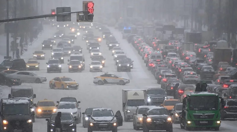 Пробки в Москве достигли 9 баллов из-за сильного снегопада - Фото