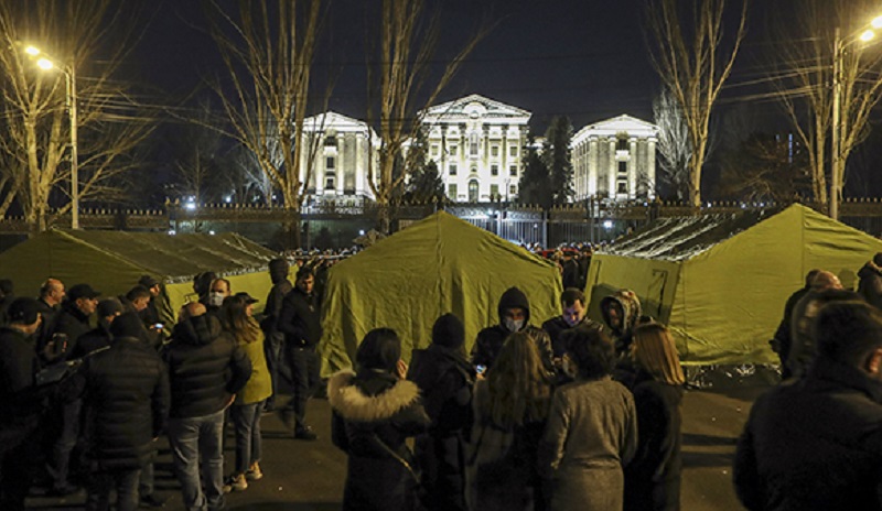 Сторонники оппозиции прибывают в палаточный лагерь в центре Еревана - Фото