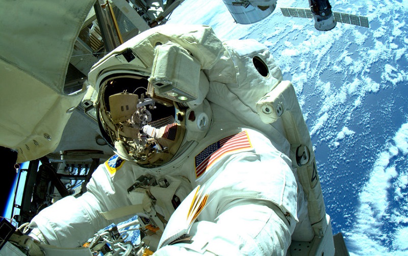 Двое астронавтов NASA вышли в космос для установки солнечных батарей на МКС - Фото