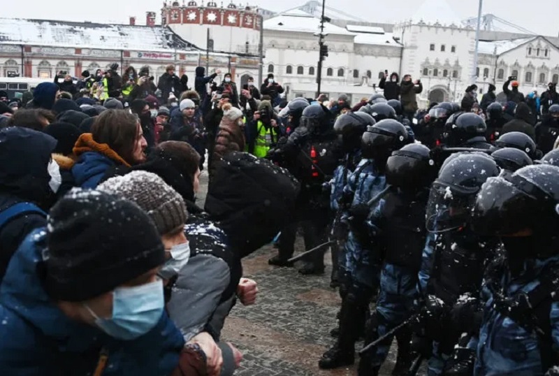 В России ужесточили штрафы за неповиновение силовикам на митингах - Фото