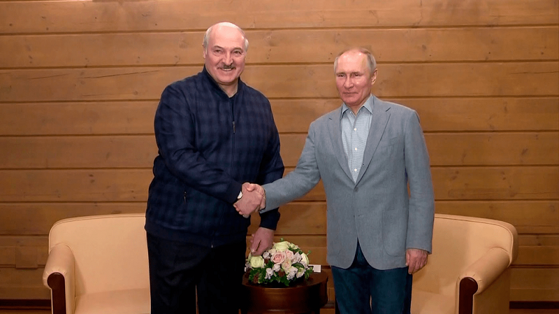 Песков назвал своевременной и конструктивной встречу Путина и Лукашенко - Фото