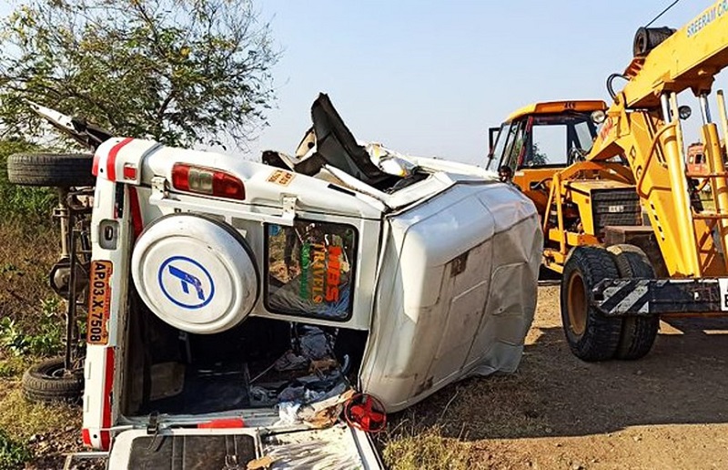 В Индии при столкновении автобуса и грузовика погибли 14 человек - Фото