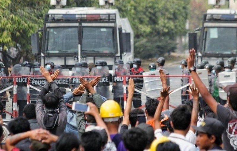 По меньшей мере 6 человек погибли при столкновениях протестующих с полицией в Мьянме - Фото