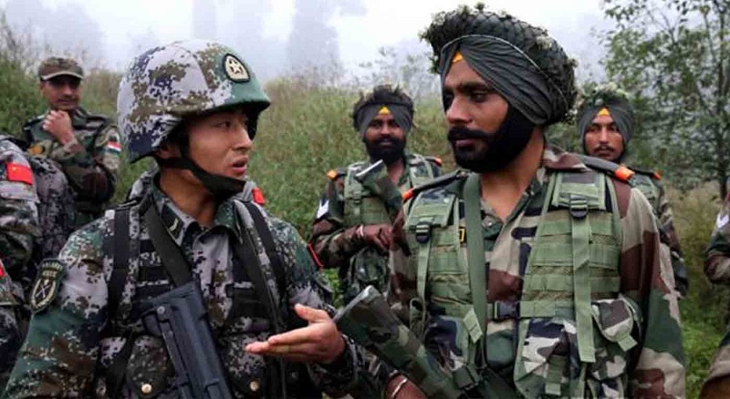 Индия и Китай начали отводить войска в районе совместной границы - Фото