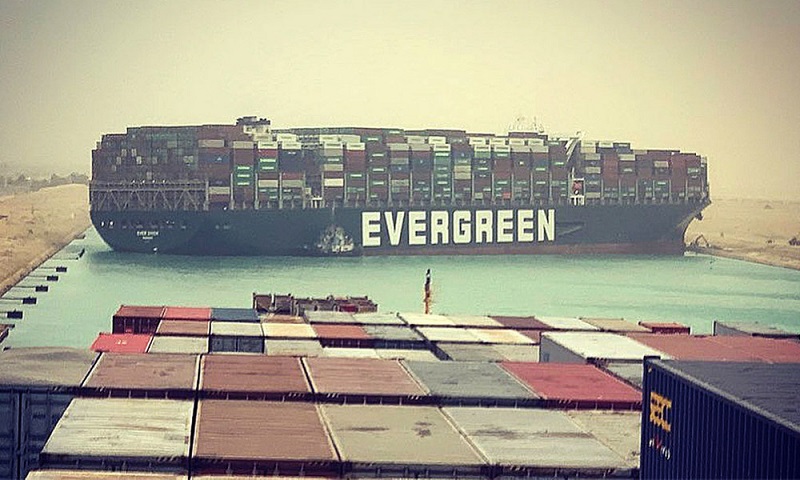 Гигантский контейнеровоз сел на мель и заблокировал Суэцкий канал - Фото