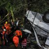 В Индонезии автобус со школьниками упал в ущелье, погибли 26 человек - Фото