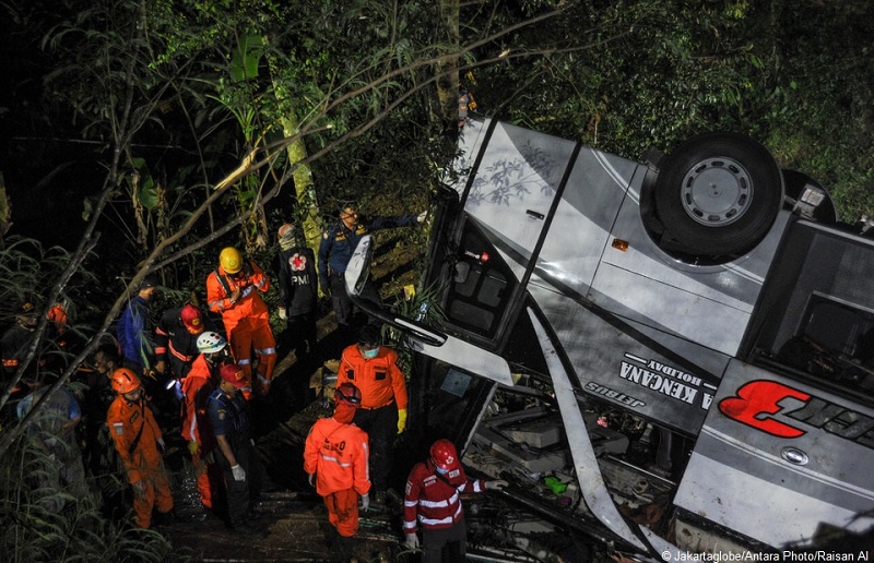 В Индонезии автобус со школьниками упал в ущелье, погибли 26 человек - Фото