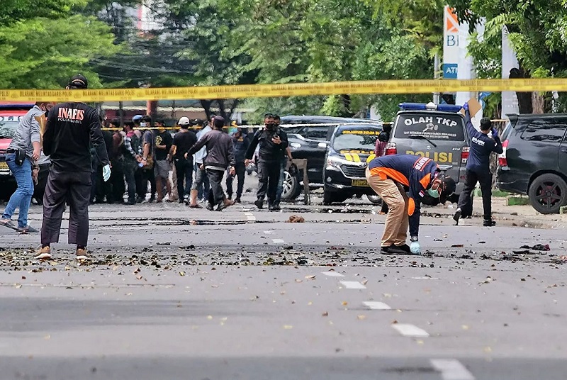 В результата взрыва у католической церкви в Индонезии пострадали 14 человек - Фото