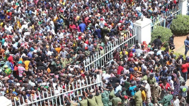 По меньшей мере 45 человек погибли в давке на похоронах президента Танзании - Фото