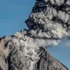 Вулкан Эбеко на Курильских островах дважды выбросил столбы пепла - Фото