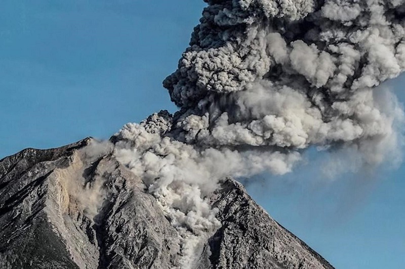 Вулкан Эбеко на Курильских островах дважды выбросил столбы пепла - Фото