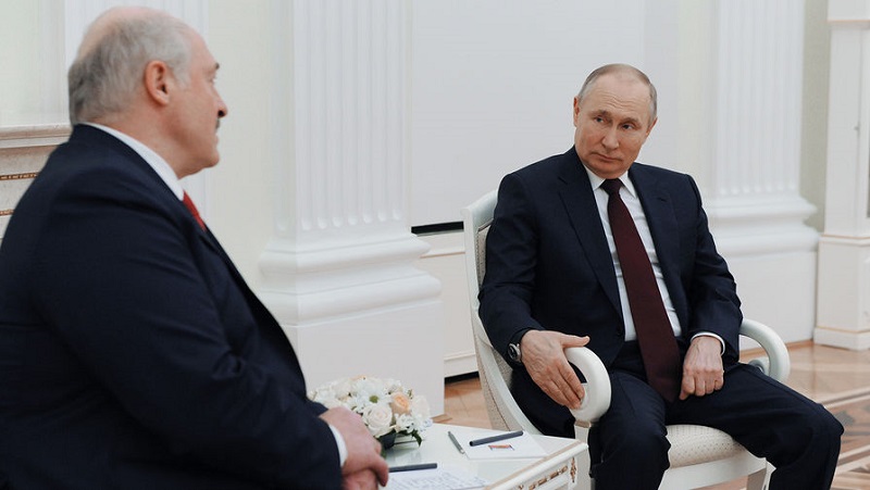 Лукашенко заявил, что не обсуждал создание российских военных баз в Беларуси на переговорах с Путиным - Фото