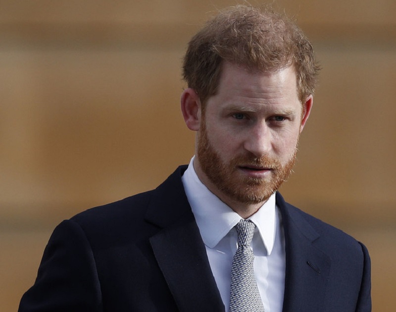 Принц Гарри прилетел в Британию на похороны принца Филиппа - Фото