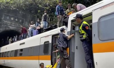 На Тайване при крушении поезда погибли около 40 человек - Фото
