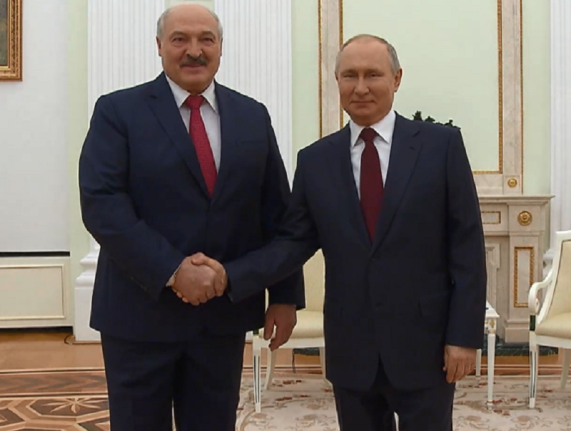 Путин заявил Лукашенко о намерении обсудить острые вопросы - Фото