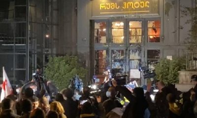 В Тбилиси прошли протесты из-за приезда Владимира Познера - Фото