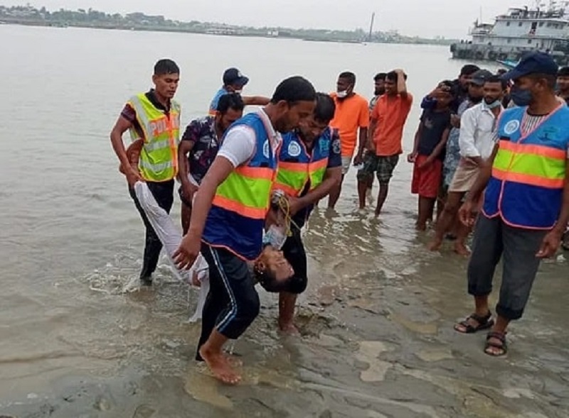 В Бангладеш 26 человек погибли при столкновении катера с баржей - Фото