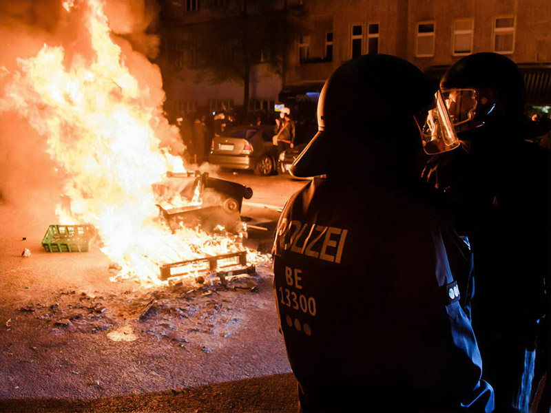 В Берлине на первомайских демонстрациях полиция задержала около 240 человек - Фото