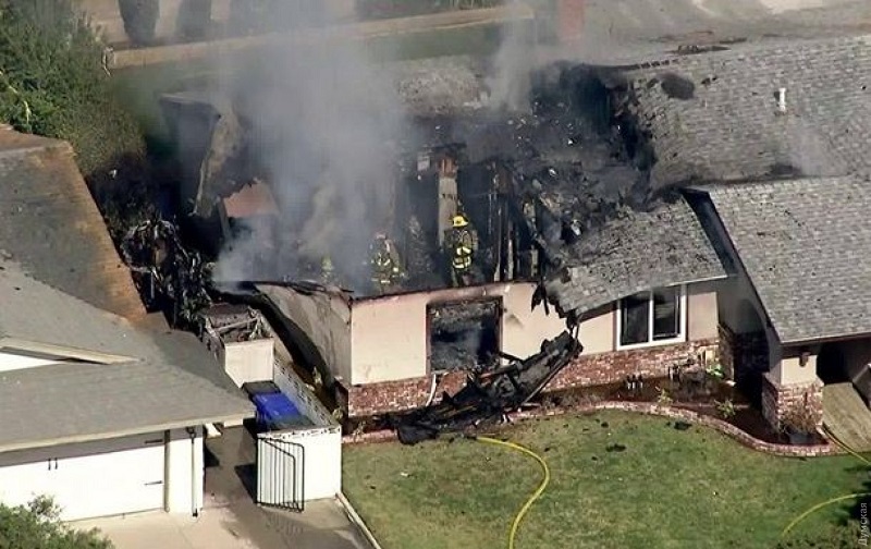 Четыре человека погибли при падении самолёта на жилой дом в США - Фото