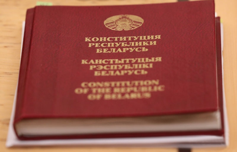 Конституционная комиссия Беларуси предложила ограничить законодательную функцию президента - Фото