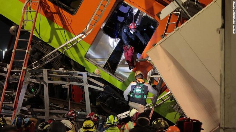 Число погибших при обрушении моста метро в Мехико достигло 24 человек - Фото