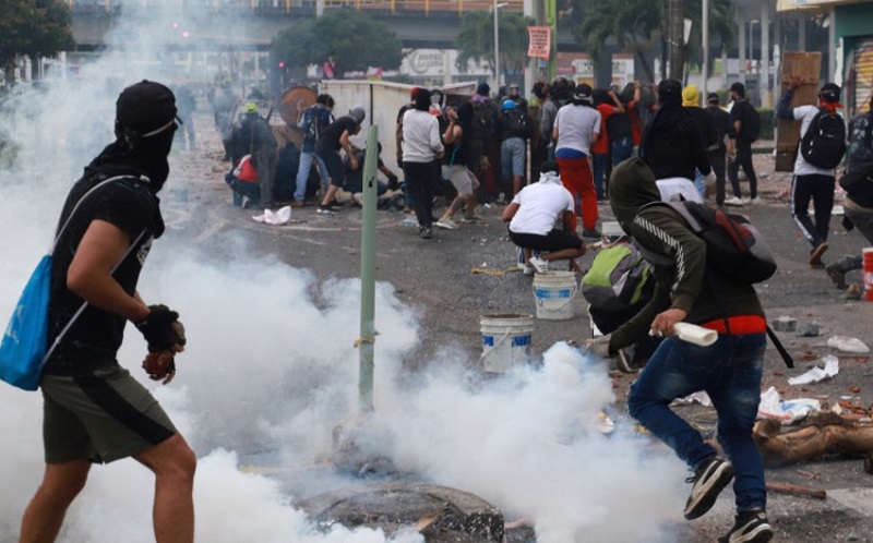 В Боготе более 90 человек пострадали за сутки протестов - Фото