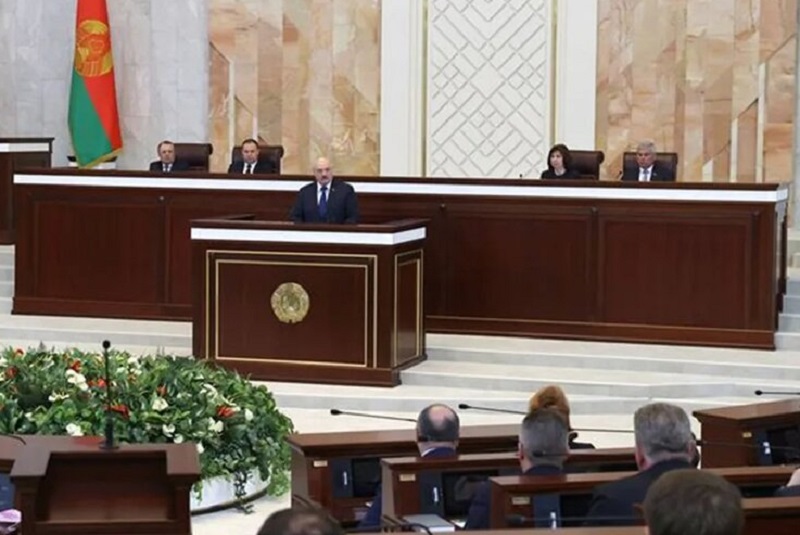Президент Беларуси Лукашенко пообещал жестко реагировать на санкции Запада - Фото