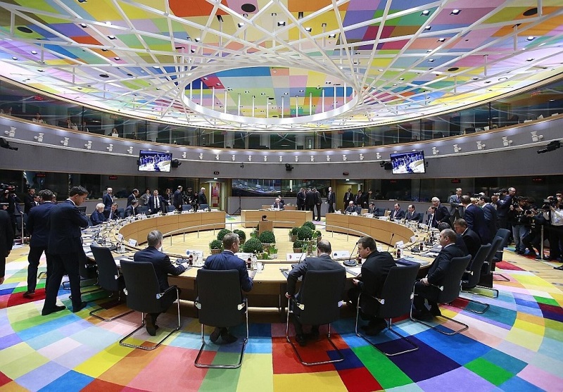 На майском саммите ЕС обсудят новые меры против РФ - Фото