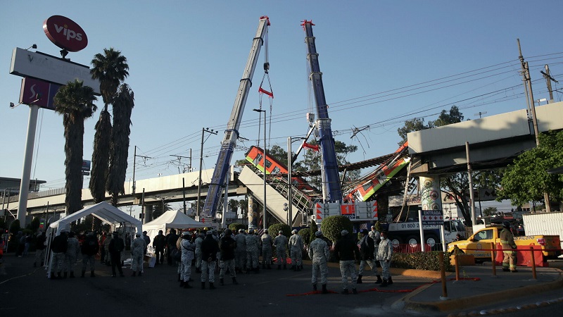 Президент Мексики пообещал провести расследование обрушения моста метро - Фото