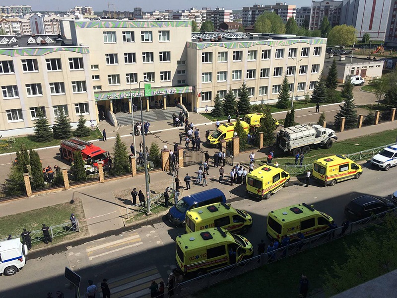Двое детей находятся в критическом состоянии после стрельбы в школе в Казани - Фото