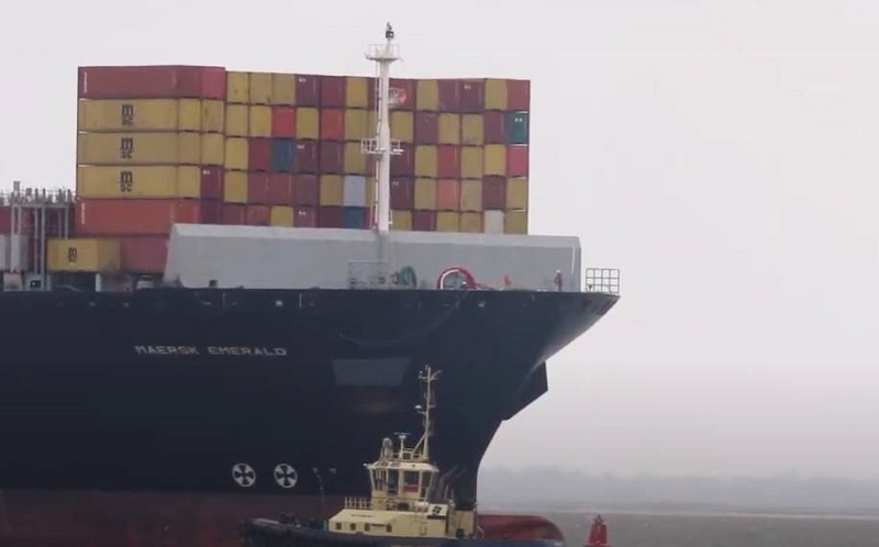 В Суэцком канале сел на мель контейнеровоз Maersk Emerald - Фото