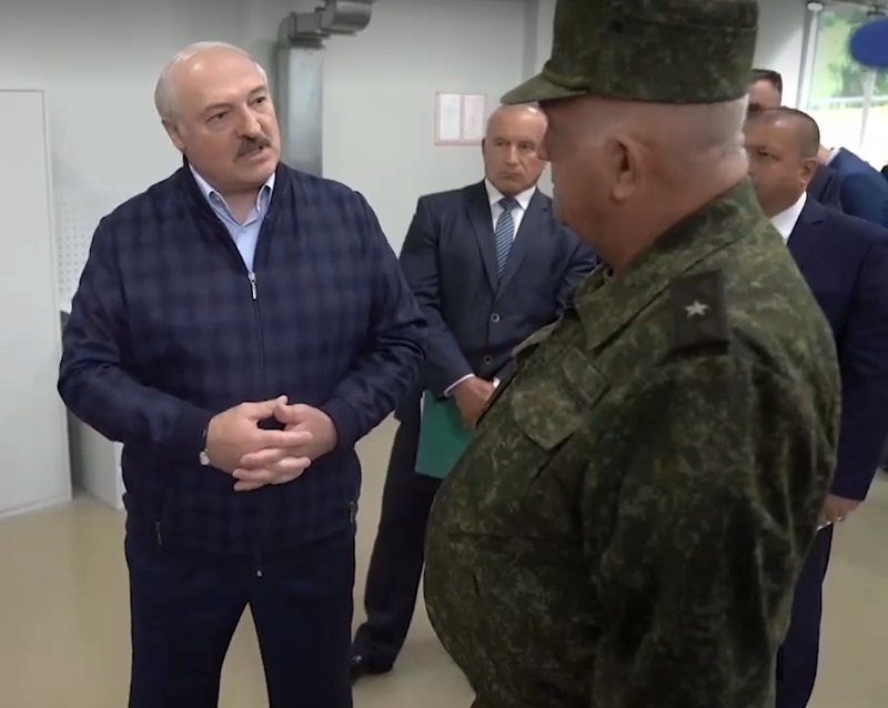 Президент Лукашенко поручил обучить белорусов стрельбе - Фото