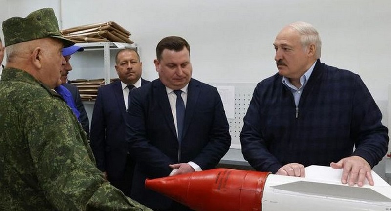 Президент Беларуси Лукашенко ознакомился с отечественным производством ракет и боеприпасов - Фото