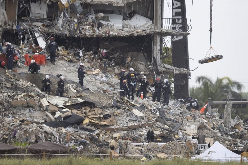 Число погибших при обрушении жилого дома во Флориде возросло до 12 - Фото