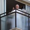 Папа Франциск впервые после операции появился перед верующими на балконе больницы - Фото