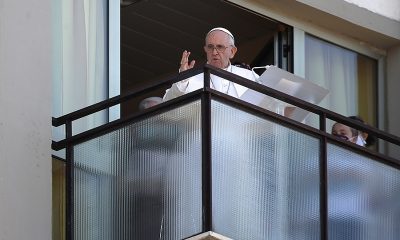 Папа Франциск впервые после операции появился перед верующими на балконе больницы - Фото