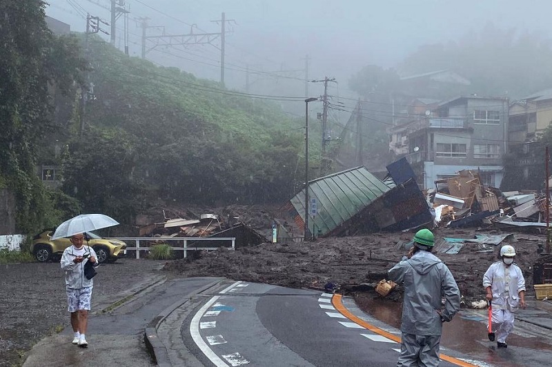 В Японии после схода оползня пропали без вести около 20 человек - Фото