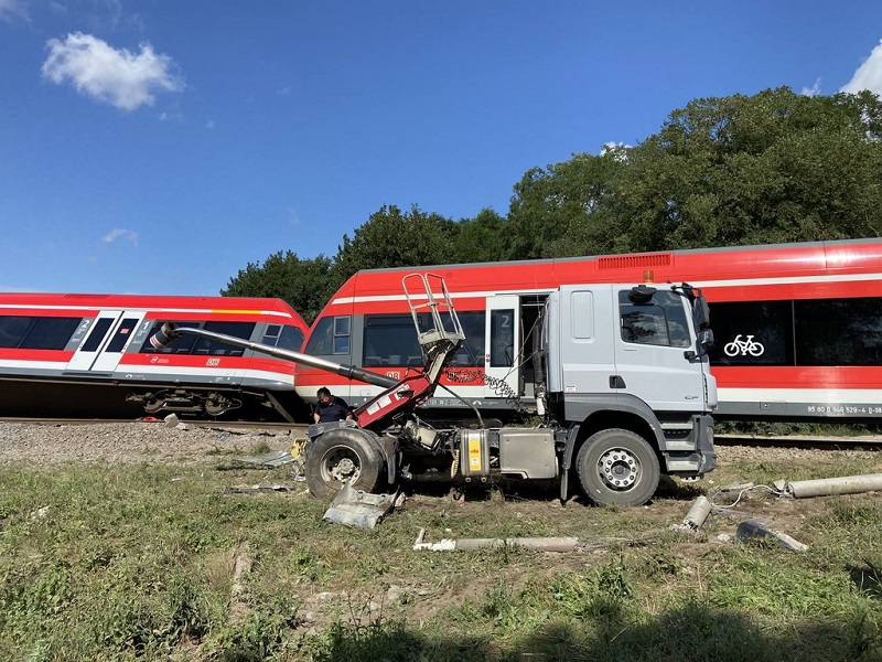 На северо-западе Польши поезд столкнулся с грузовиком - пострадали 8 человек - Фото