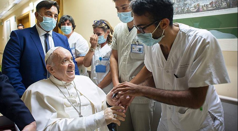 Папа Римский Франциск покинул больницу после операции на кишечнике - Фото