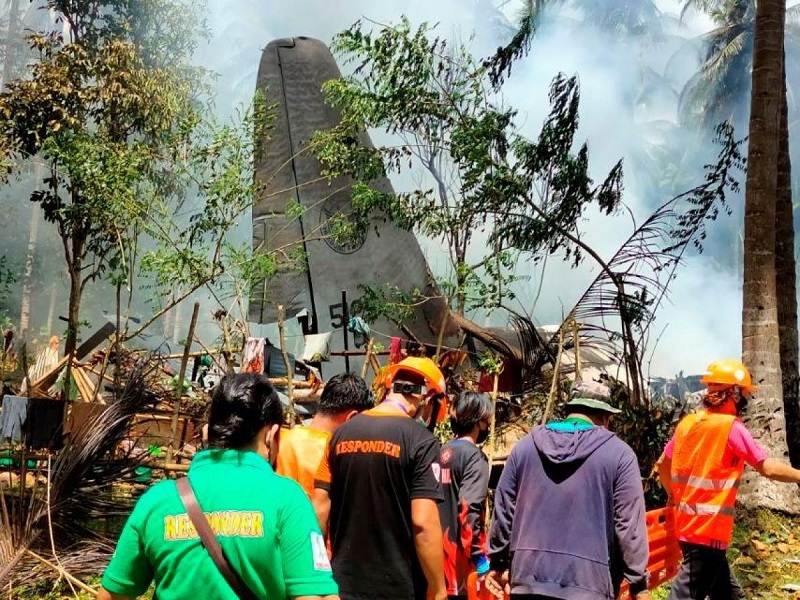Число погибших при падении военного самолета на Филиппинах возросло до 45 человек - Фото