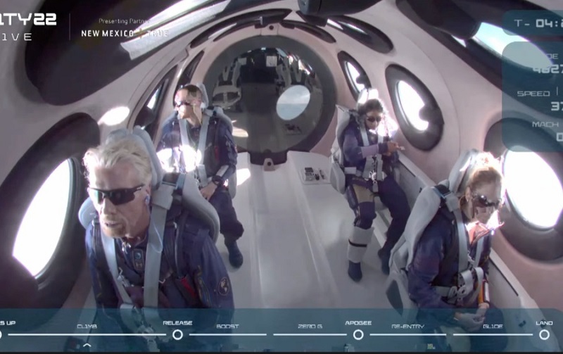 Миллиардер Ричард Брэнсон благополучно вернулся на Землю из космоса - Фото